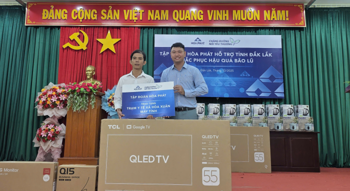 Anh Vũ Quang Huy đại diện Tập đo&agrave;n d&agrave;nh tặng những chiếc m&aacute;y t&iacute;nh đến với Trạm Y tế x&atilde; H&ograve;a Xu&acirc;n