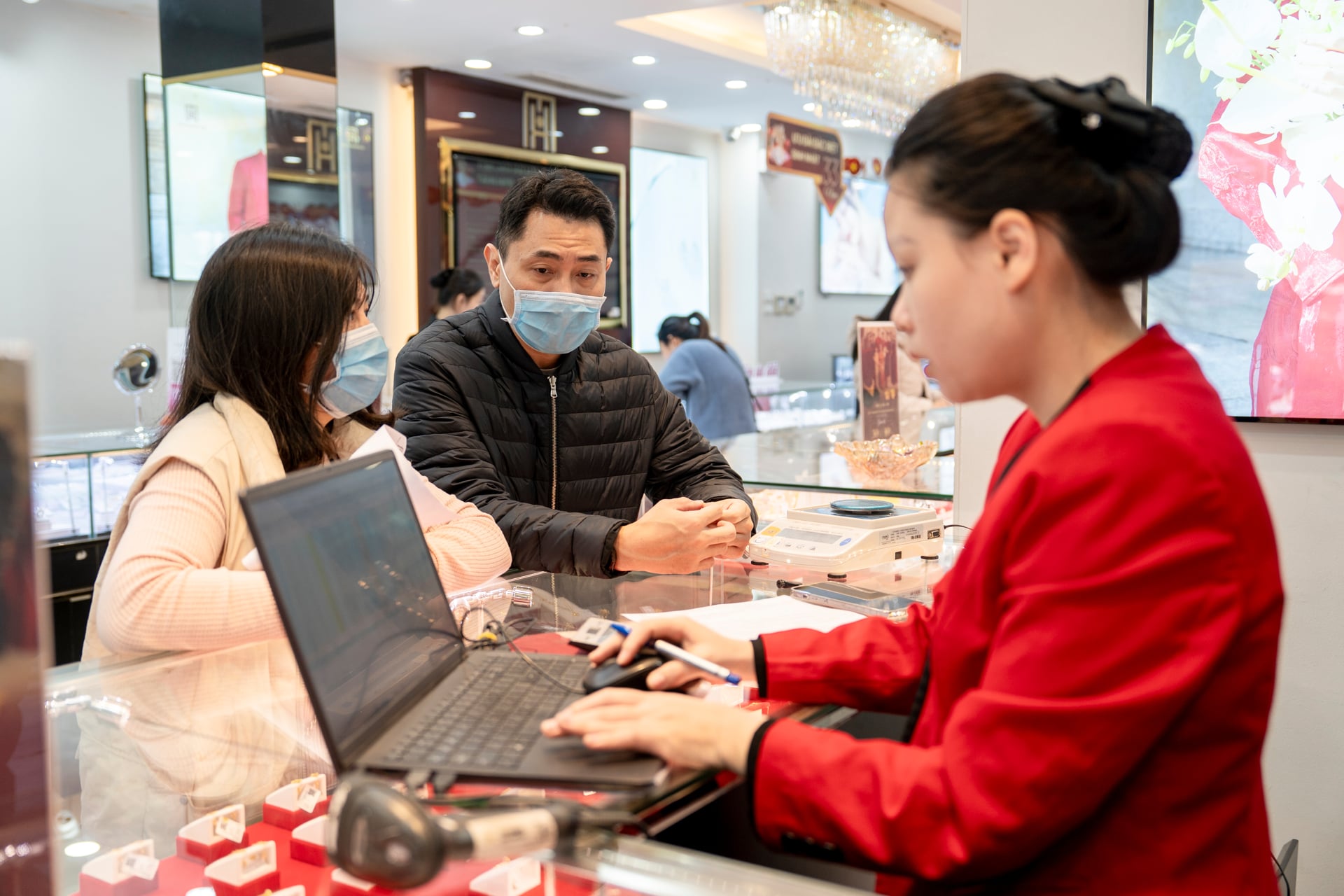 Gi&#225; v&#224;ng h&#244;m nay 5/12: &#39;Bốc hơi&#39; hơn 2 triệu/lượng từ mức đỉnh - Ảnh 2