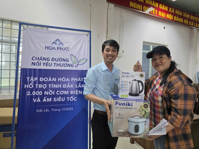 Người d&acirc;n vui vẻ nhận qu&agrave; từ Tập đo&agrave;n