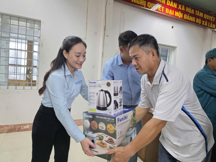 Những chiếc nồi cơm điện, ấm si&ecirc;u tốc được nh&acirc;n vi&ecirc;n Tập đo&agrave;n tận t&igrave;nh trao đến tay người d&acirc;n v&ugrave;ng lũ