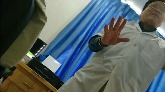 Một người đ&agrave;n &ocirc;ng mặc &aacute;o Blouse trắng nhưng lại kh&ocirc;ng đeo biển t&ecirc;n.