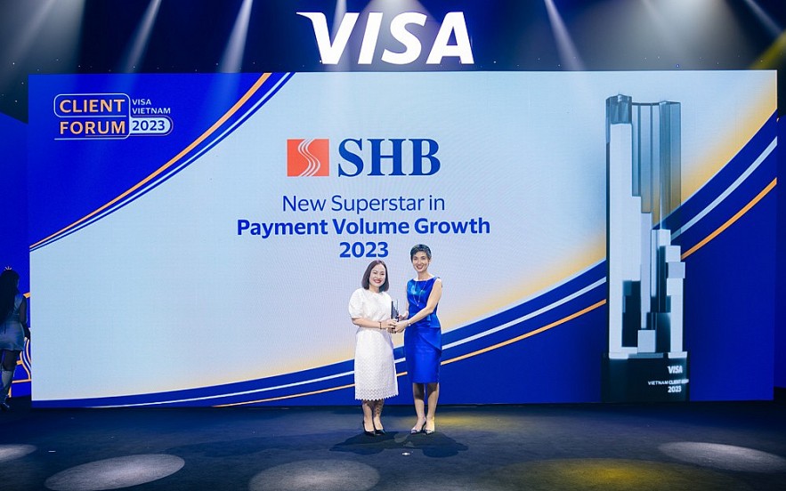 Đại diện SHB (b&ecirc;n tr&aacute;i) nhận giải thưởng &ldquo;Ng&ocirc;i sao tăng trưởng thẻ năm 2023&rdquo; của VISA trao tặng
