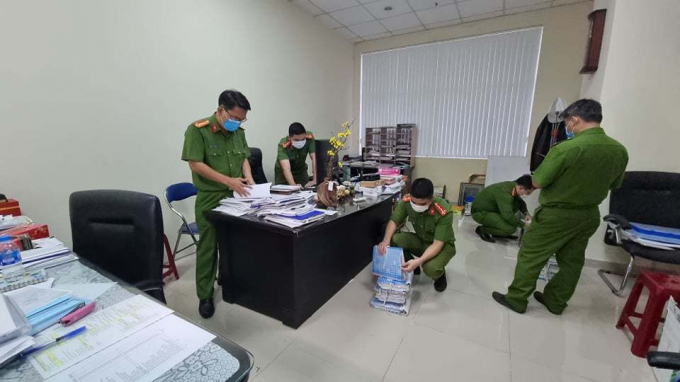 C&ocirc;ng an thực hiện kh&aacute;m x&eacute;t nơi l&agrave;m việc của &ocirc;ng Nguyễn Quang Trung tại số 38 Nguyễn Ch&iacute; Thanh