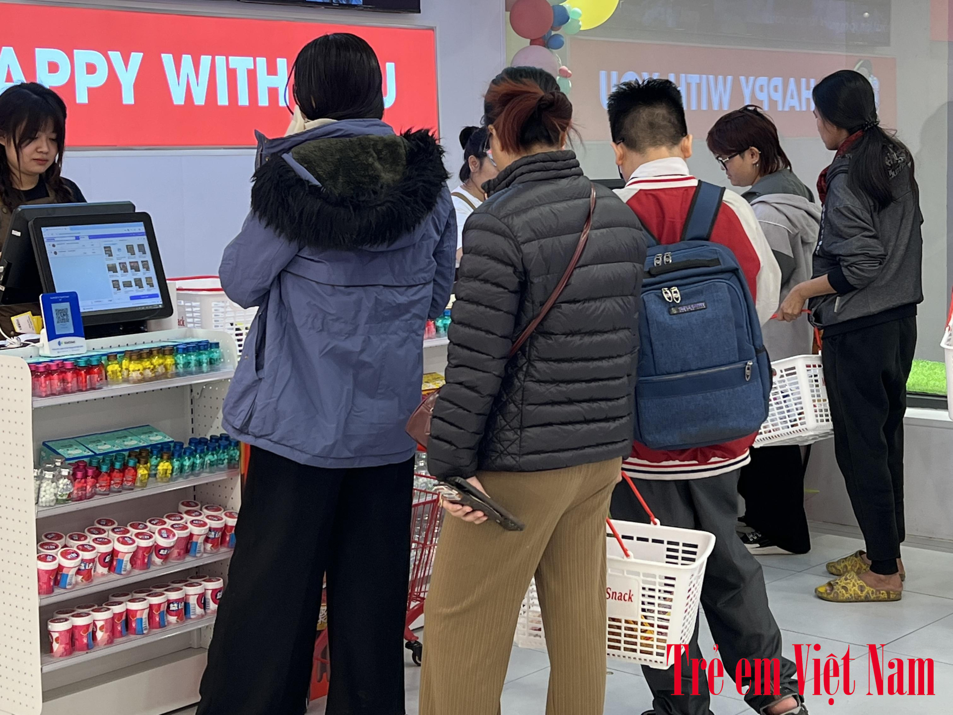 Kh&aacute;ch h&agrave;ng của si&ecirc;u thị chủ yếu l&agrave; trẻ em v&agrave; giới trẻ. Nhiều phụ huynh đưa con tới nhưng kh&ocirc;ng mua h&agrave;ng v&igrave; lo lắng cho sức khỏe của c&aacute;c con. (Ảnh: Kiều Minh).