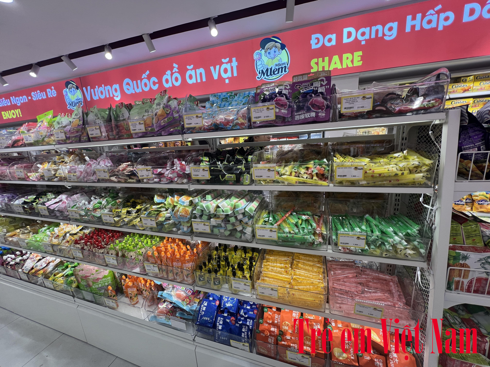 Si&ecirc;u thị rất rộng với đa dạng quầy h&agrave;ng, b&agrave;y b&aacute;n c&aacute;c thức qu&agrave; ăn vặt chằng chịt chữ tiếng Trung (Ảnh: Kiều Minh).