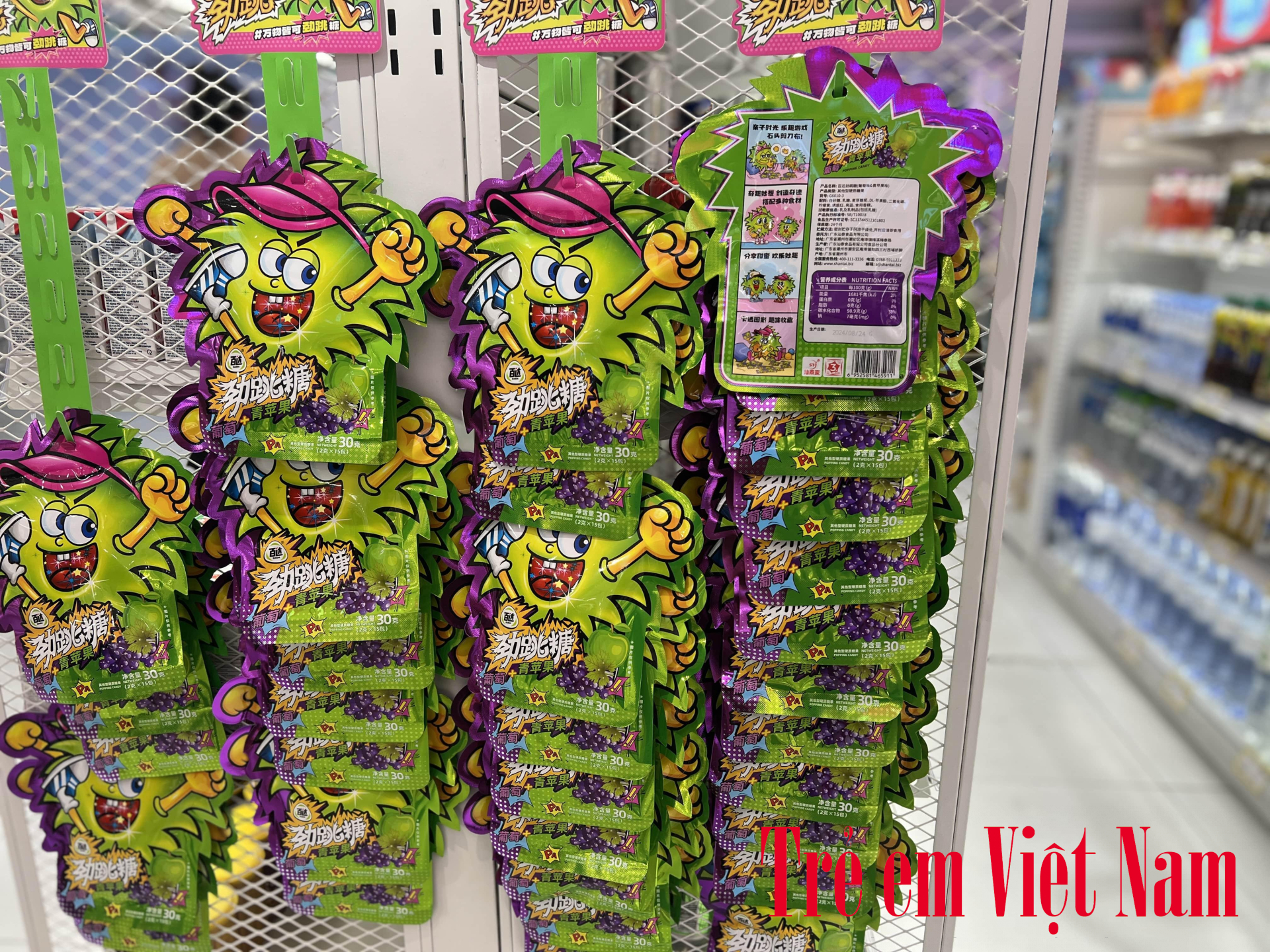 C&aacute;c sản phẩm c&oacute; bao b&igrave; đẹp mắt, hấp dẫn trẻ em nhưng kh&ocirc;ng c&oacute; nh&atilde;n, m&aacute;c phụ tiếng Việt (Ảnh: Kiều Minh).