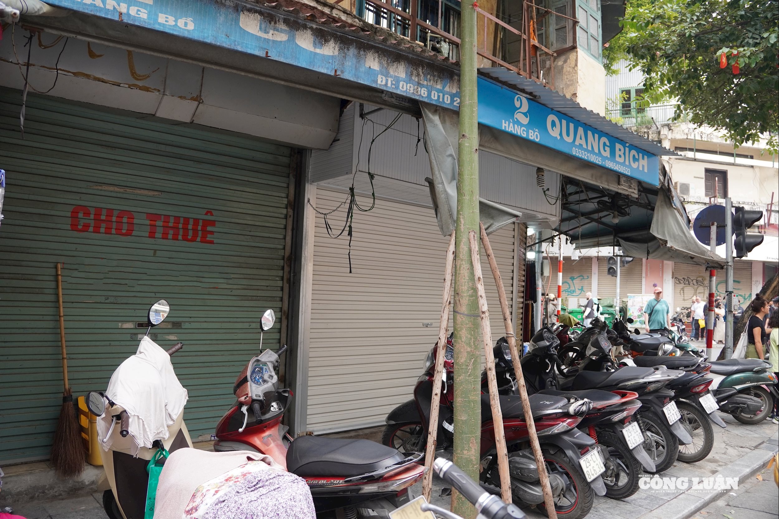 Những mặt bằng triệu đ&ocirc; rủ nhau đ&oacute;ng cửa h&agrave;ng loạt tr&ecirc;n phố H&agrave;ng Bồ, trở th&agrave;nh nơi để xe.