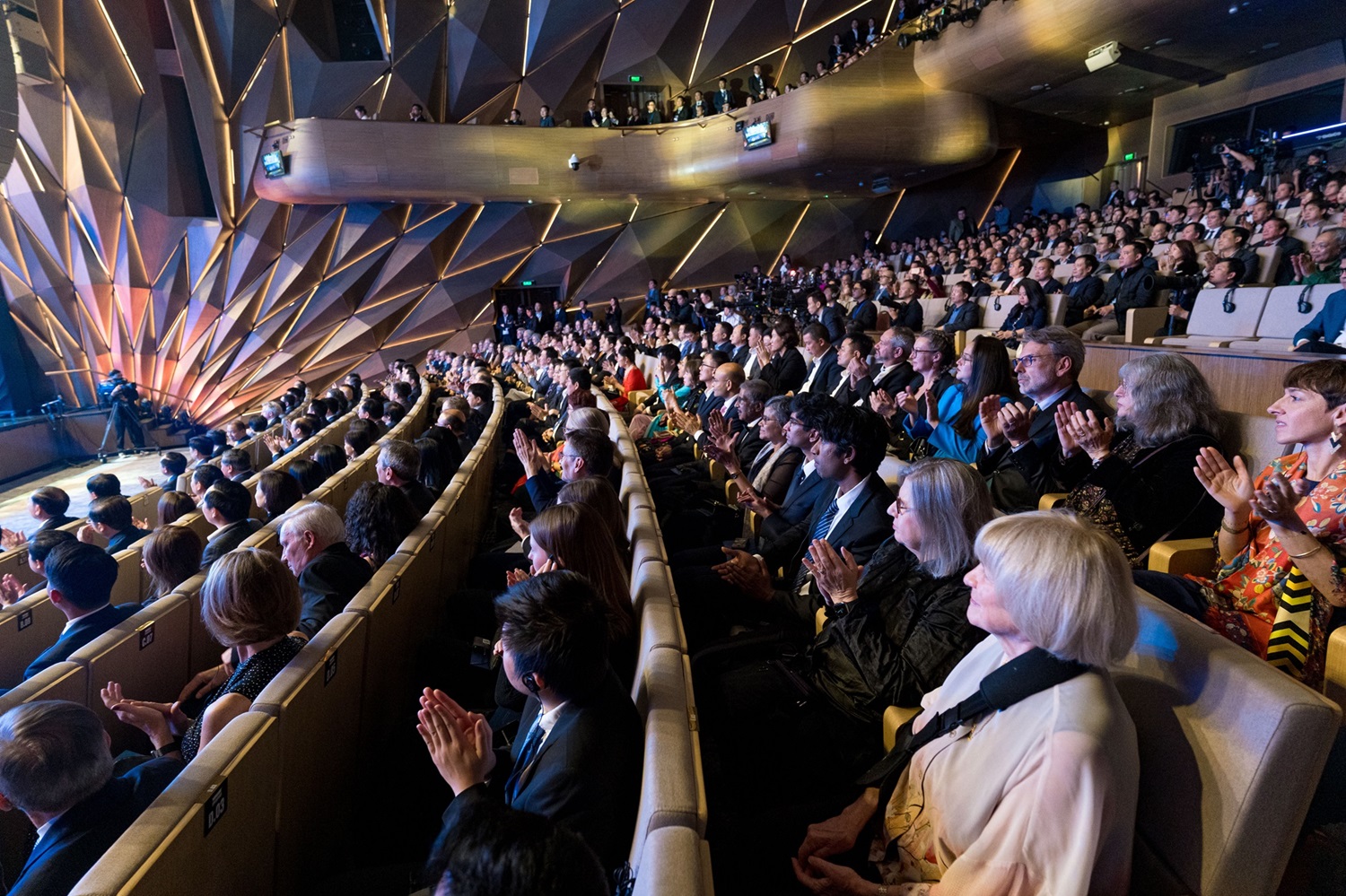 Kh&aacute;n ph&ograve;ng Lễ trao giải VinFuture 2025