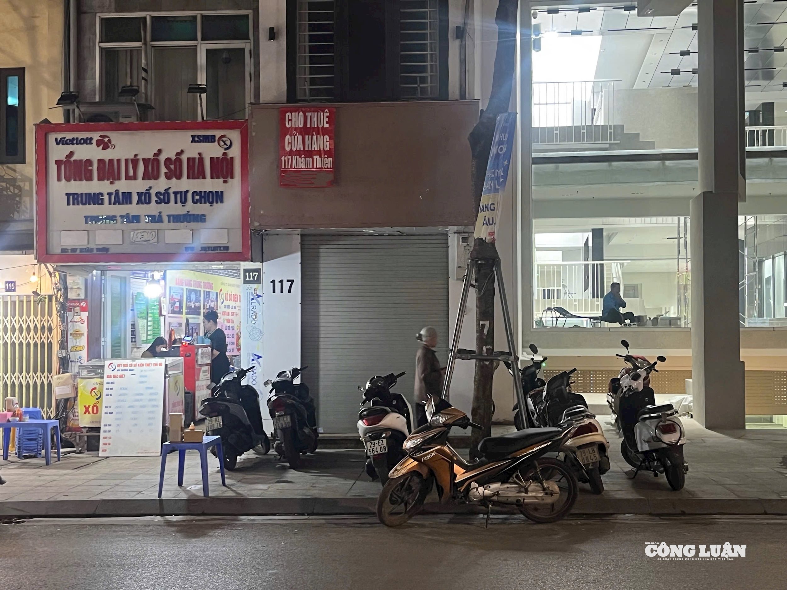 Cửa h&agrave;ng đ&oacute;ng cửa, tắt điện, treo biển "Cho thu&ecirc; cửa h&agrave;ng" xuất hiện nhiều tr&ecirc;n c&aacute;c tuyến phố H&agrave; Nội.