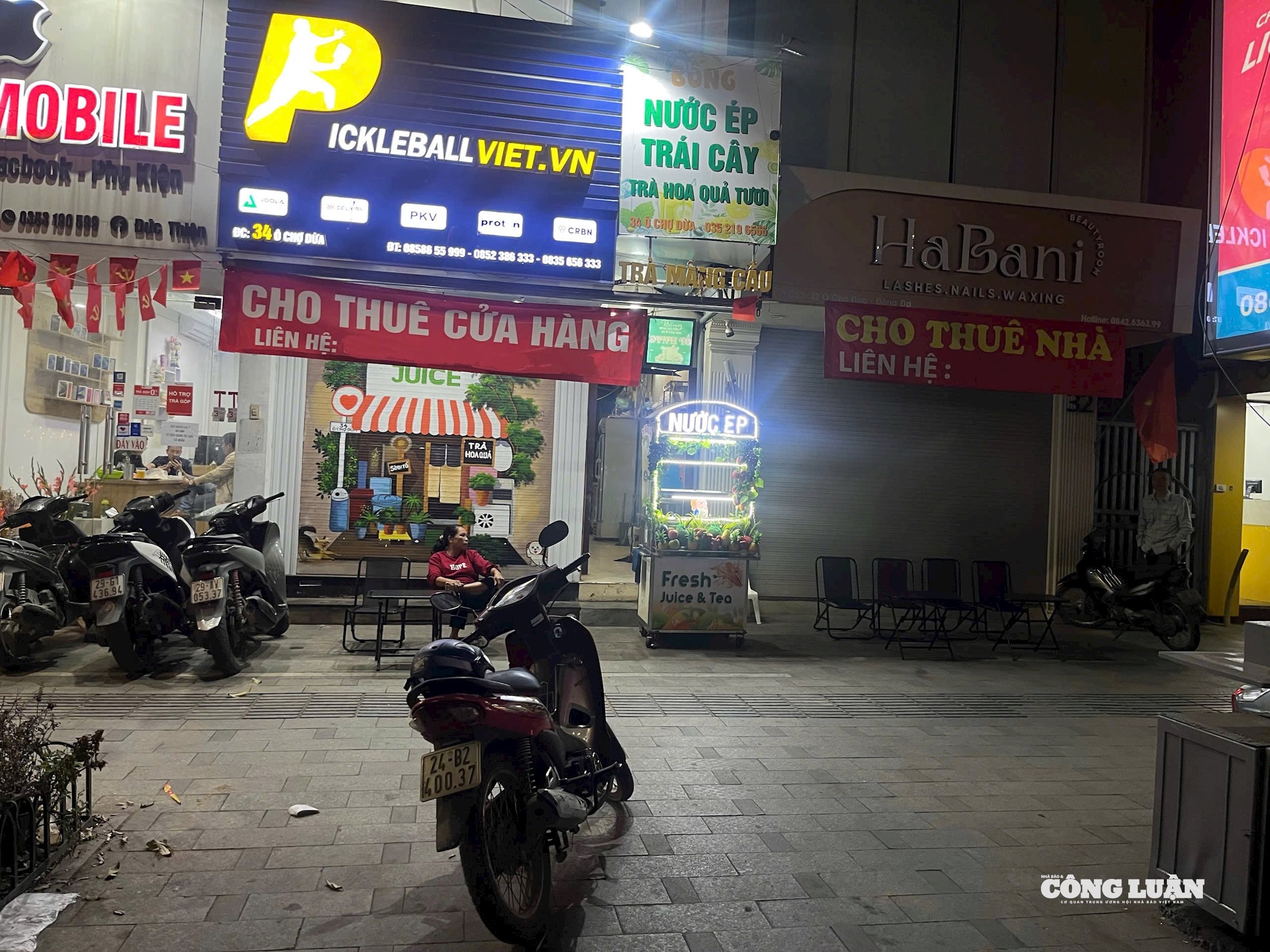 Nhiều qu&aacute;n l&agrave;m về dịch vụ l&agrave;m đẹp v&agrave; kinh doanh mặt h&agrave;ng đồ thể thao cũng phải đ&oacute;ng cửa, treo biển cho thu&ecirc; mặt bằng.