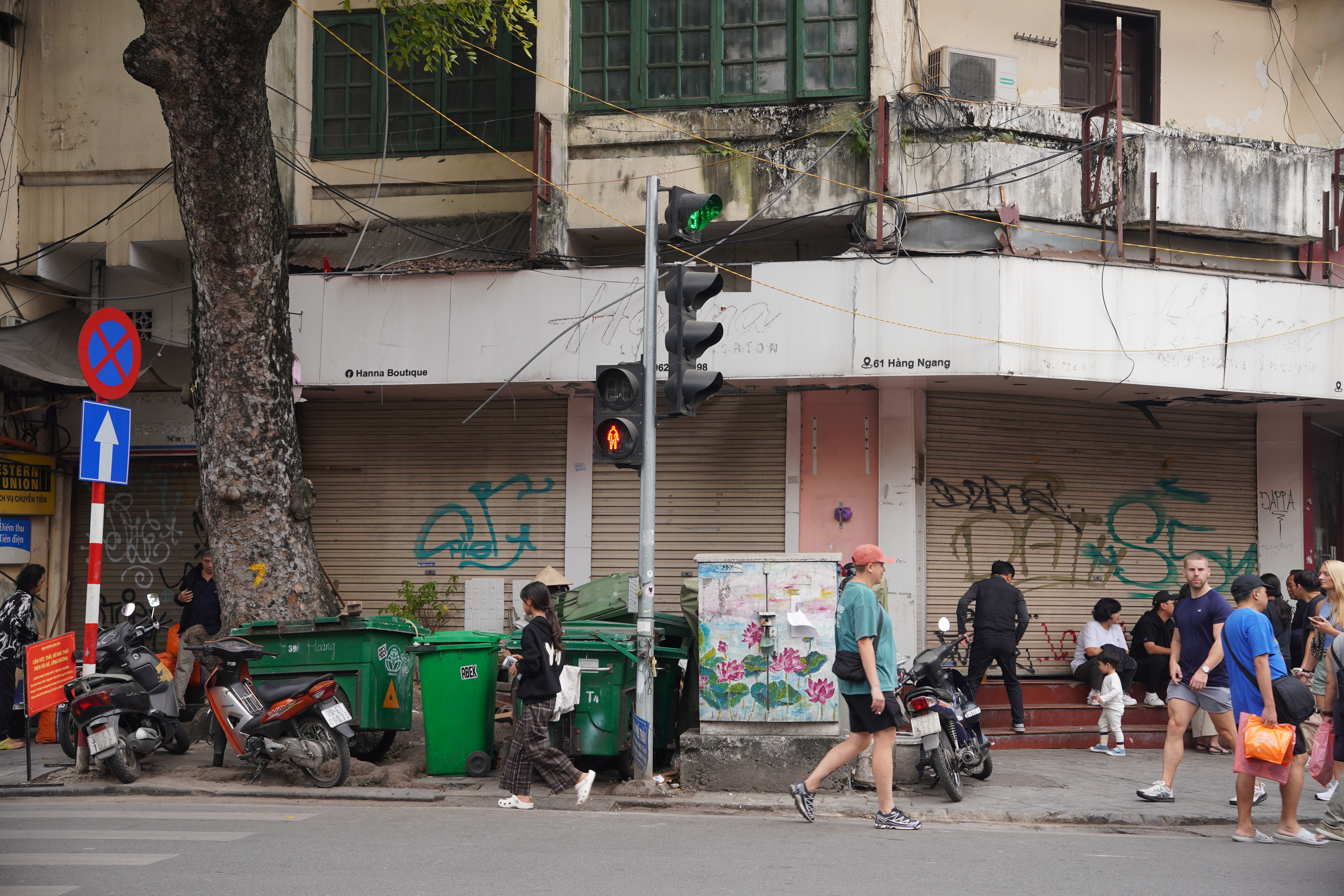 L&ocirc; g&oacute;c hai mặt tiền ở H&agrave;ng Ngang đ&oacute;ng cửa im l&igrave;m.