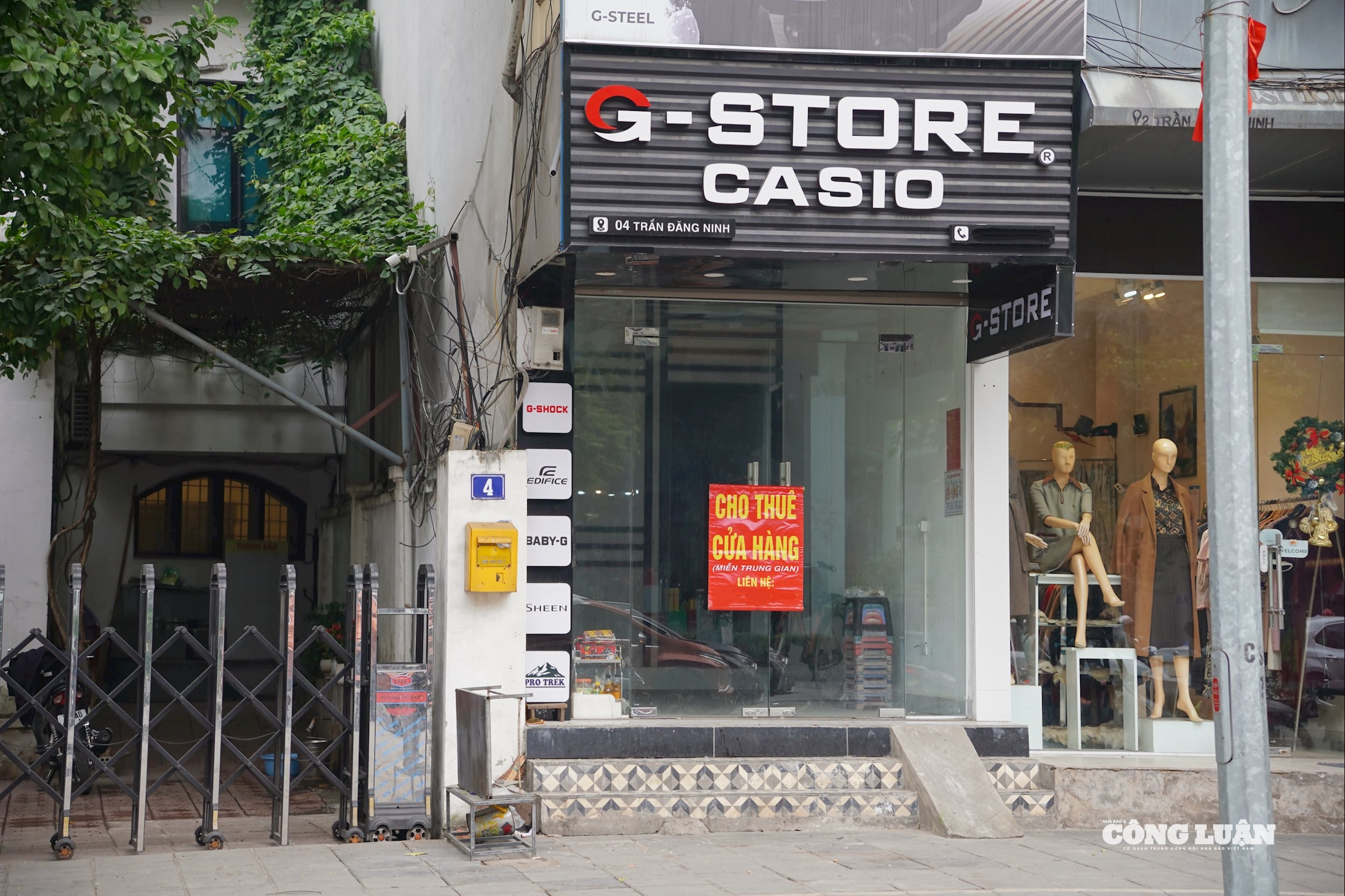 Cửa h&agrave;ng trống kh&ocirc;ng, treo th&ocirc;ng tin cho thu&ecirc; mặt bằng tr&ecirc;n đoạn đường Trần Đăng Ninh.