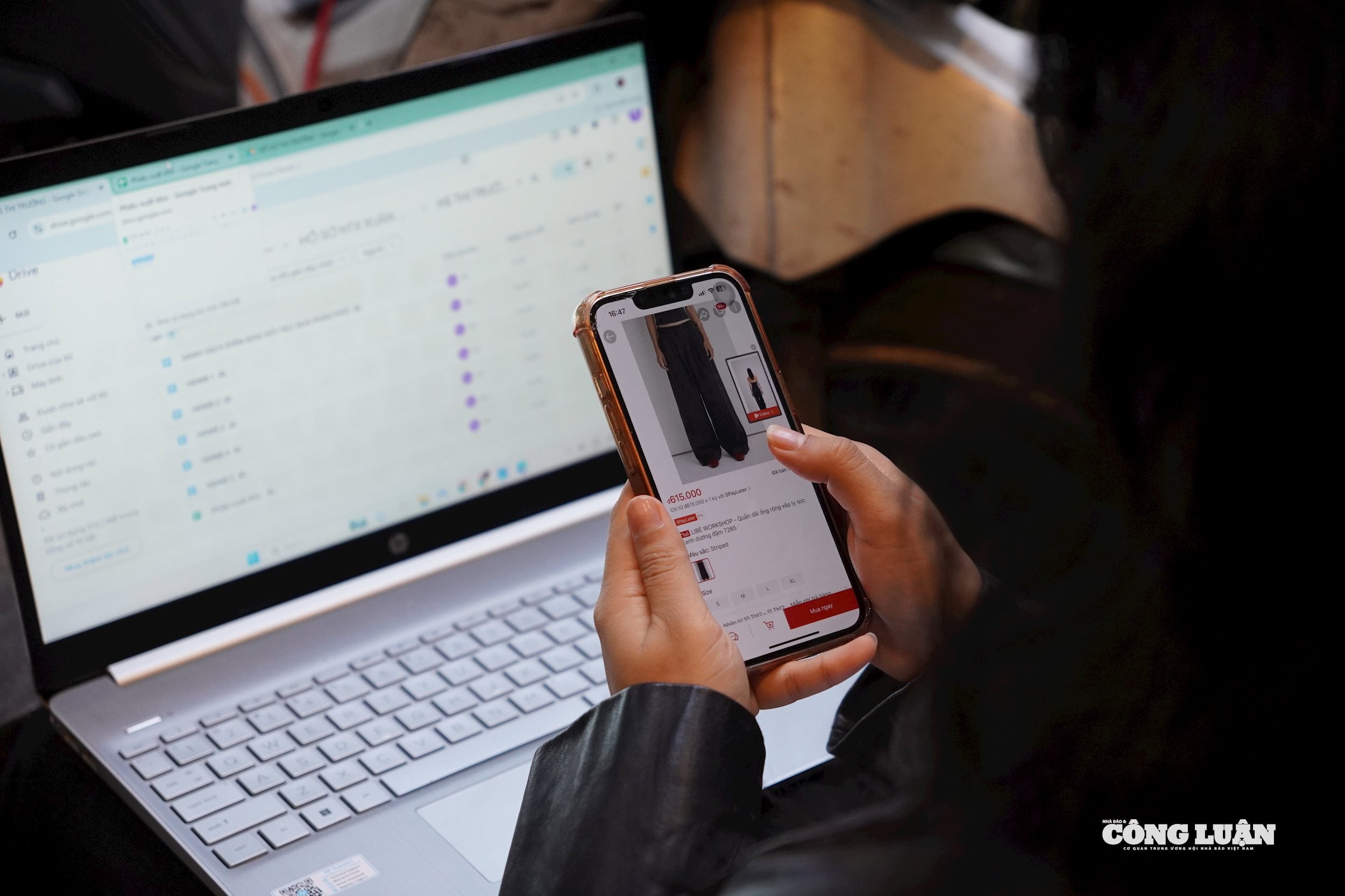 Nhu cầu mua h&agrave;ng online tr&ecirc;n c&aacute;c s&agrave;n thương mại điện tử ng&agrave;y c&agrave;ng tăng, đặt ra nhiều th&aacute;ch thức cho c&aacute;c cửa h&agrave;ng b&aacute;n lẻ, dẫn tới việc trả mặt bằng diễn ra nhiều, đặc biệt v&agrave;o dịp cuối năm.