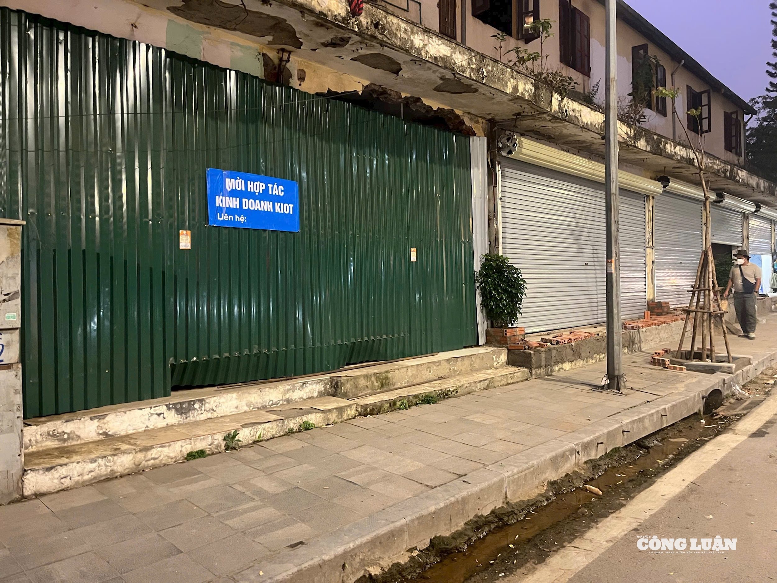 B&ecirc;n cạnh c&aacute;c mặt bằng đẹp, c&aacute;c ki-ốt tr&ecirc;n tuyến đường Kh&acirc;m Thi&ecirc;n cũng rơi v&agrave;o cảnh đ&oacute;ng cửa, tắt điện, treo biển &ldquo;mời hợp t&aacute;c kinh doanh Ki-ốt&rdquo;.