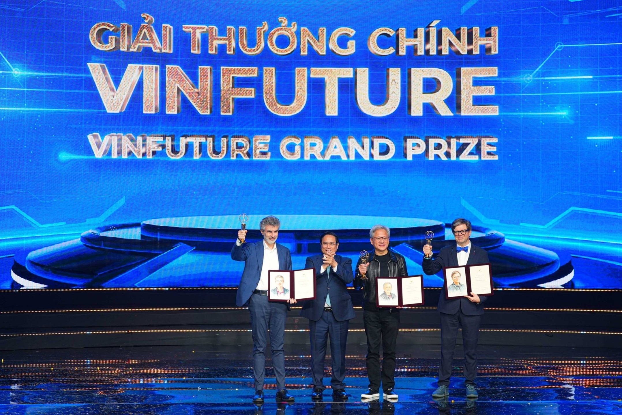 Việc VinFuture ghi nhận đ&oacute;ng g&oacute;p của &ocirc;ng Jensen Huang phản &aacute;nh thực tế quan trọng của khoa học hiện đại l&agrave; sự kết hợp giữa nghi&ecirc;n cứu v&agrave; ứng dụng c&ocirc;ng nghệ (Ảnh: VinFuture).