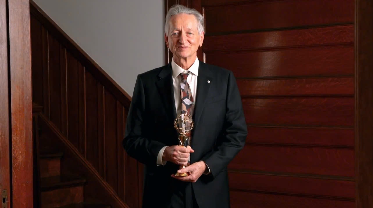 Gi&aacute;o sư Geoffrey Hinton (Đại học Toronto, Canada), cũng l&agrave; Chủ nh&acirc;n Giải Nobel 2024, chia sẻ niềm vinh dự khi được vinh danh ở Giải thưởng Ch&iacute;nh VinFuture 2024 (Ảnh: VinFuture).