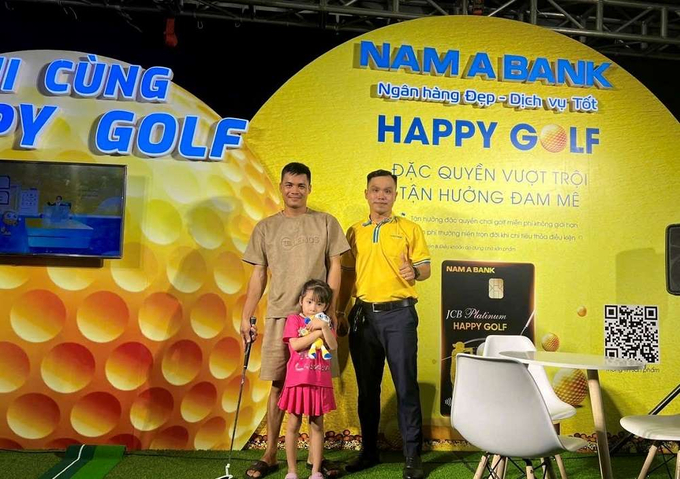 Du kh&aacute;ch trải nghiệm gian h&agrave;ng Nam A Bank tại Lễ hội.