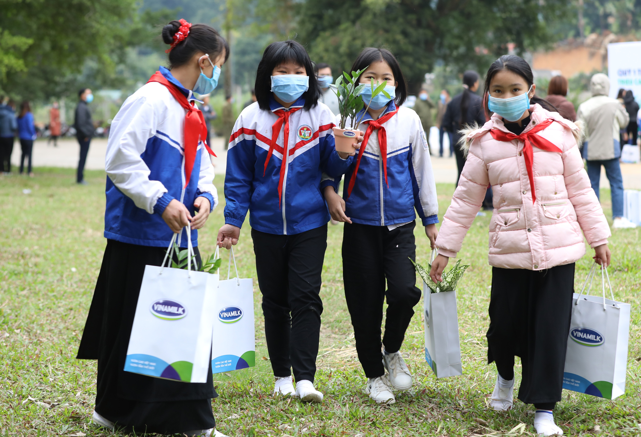 C&aacute;c em học sinh đặc biệt h&agrave;o hứng với hoạt động Đổi vỏ sữa lấy c&acirc;y xanh &nbsp;