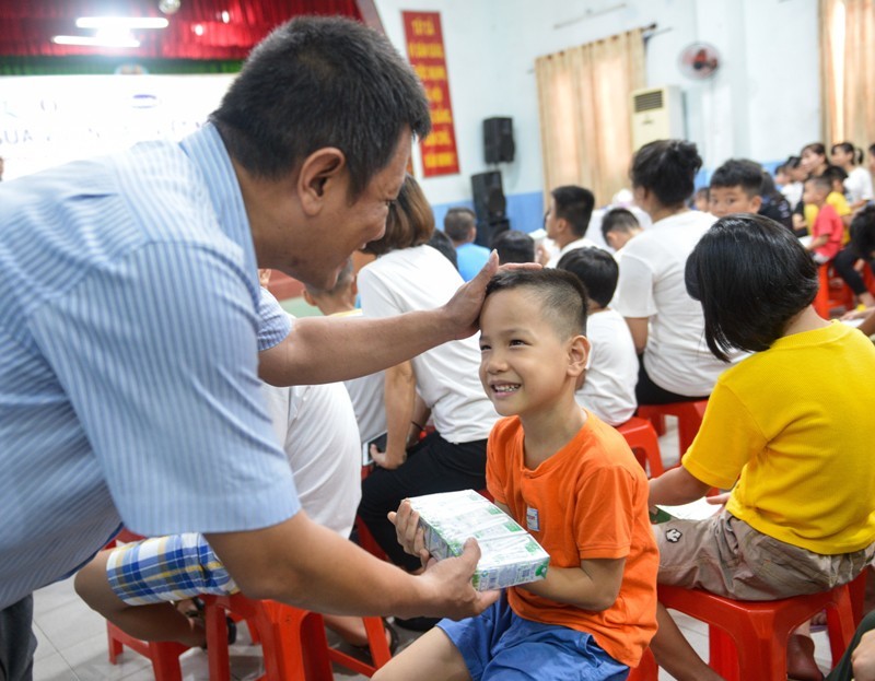 C&aacute;c em nhỏ l&agrave;ng thiếu ni&ecirc;n Thủ Đức h&acirc;n hoan nhận sữa từ c&aacute;c đại biểu trong chương tr&igrave;nh. &nbsp;