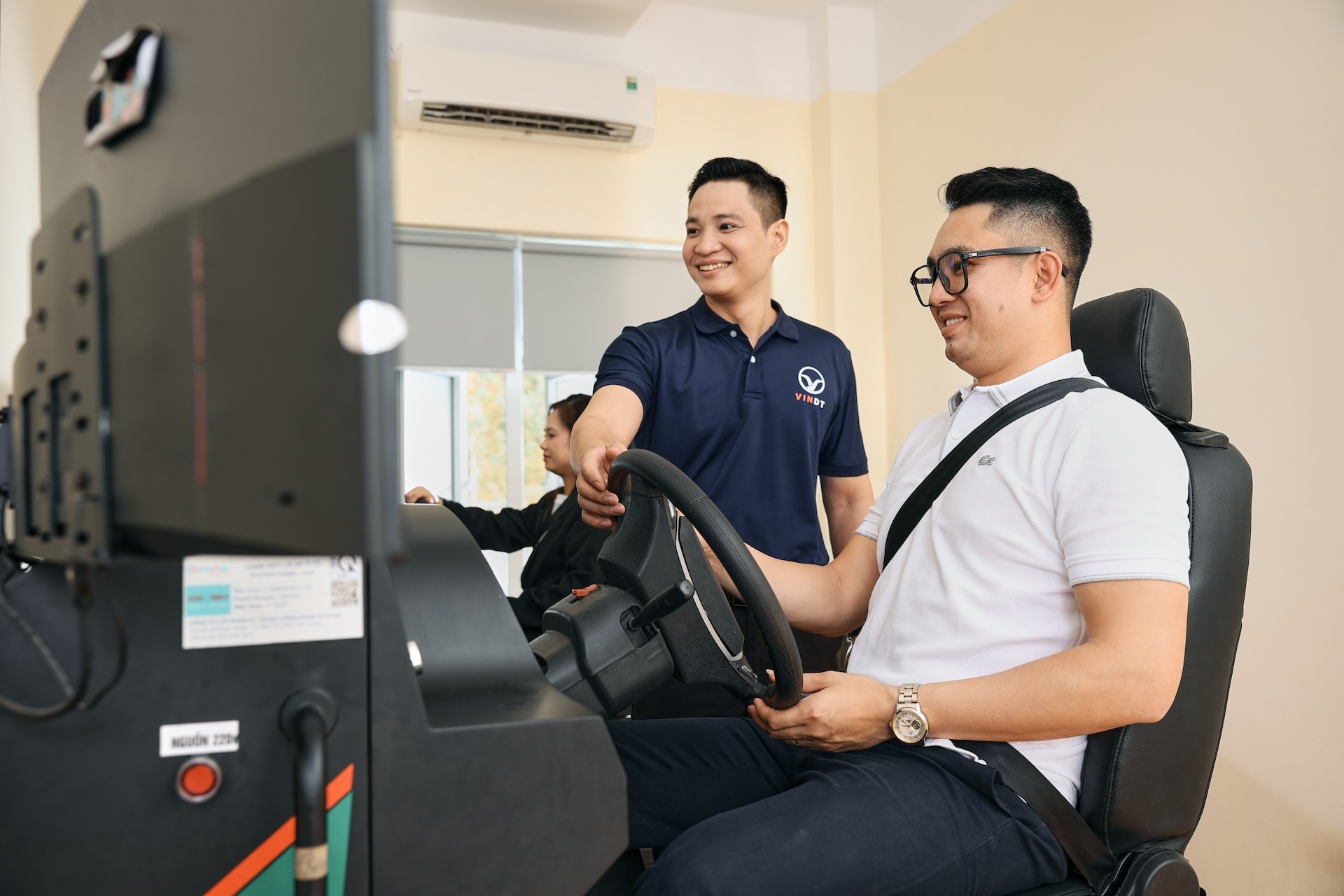 Học vi&ecirc;n được đ&agrave;o tạo bằng d&agrave;n xe tập l&aacute;i l&agrave; &ocirc; t&ocirc; điện th&ocirc;ng minh VinFast (Ảnh: VinDT).