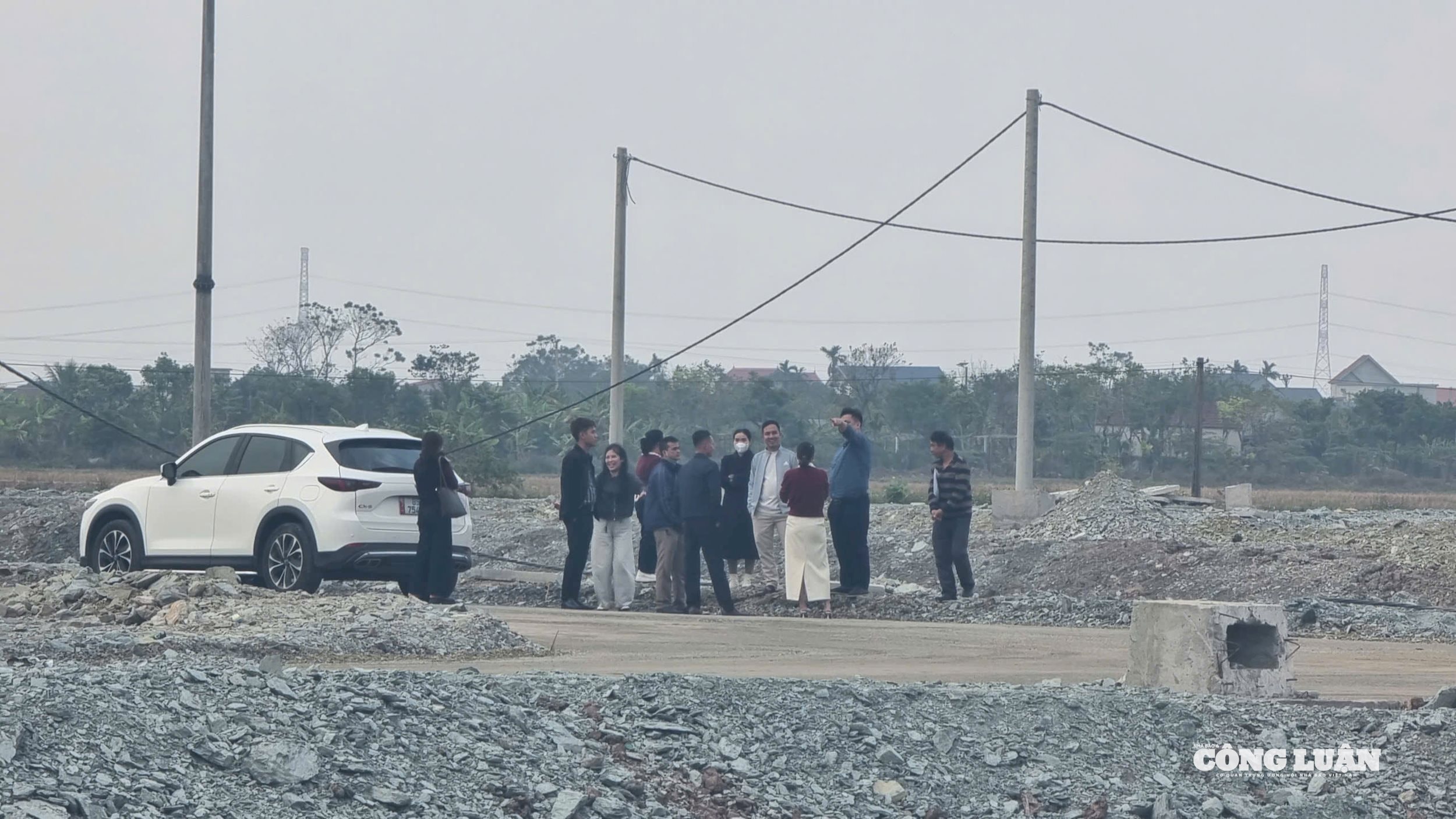 Sau khi đấu gi&aacute; tr&uacute;ng, c&aacute;c c&ograve; đất ch&agrave;o b&aacute;n ngay tại chỗ.