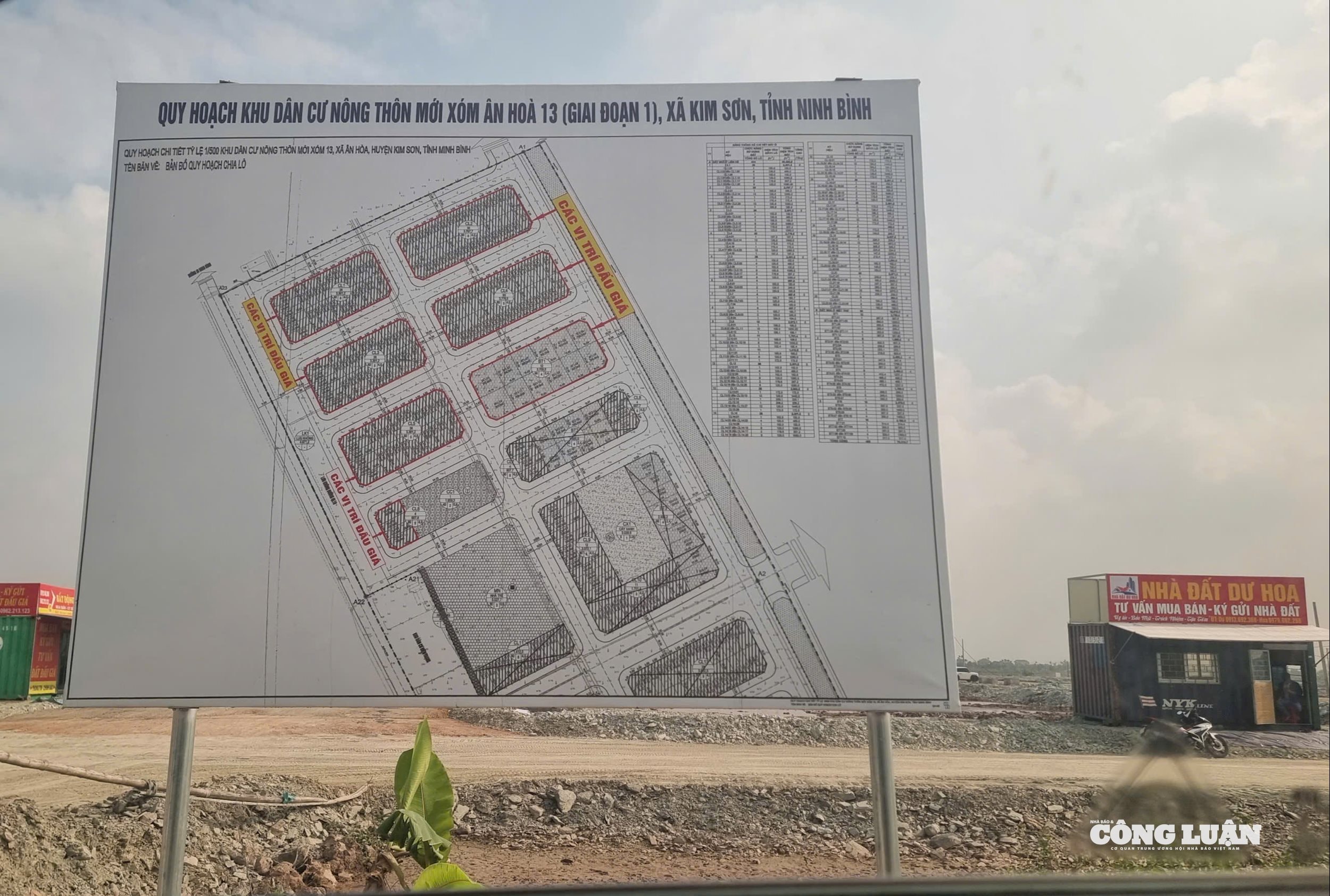 Bảng th&ocirc;ng tin quy hoạch khu d&acirc;n cư n&ocirc;ng th&ocirc;n x&oacute;m &Acirc;n H&ograve;a 13, trong đ&oacute; c&oacute; đ&aacute;nh dấu 154 l&ocirc; đất đấu gi&aacute;.