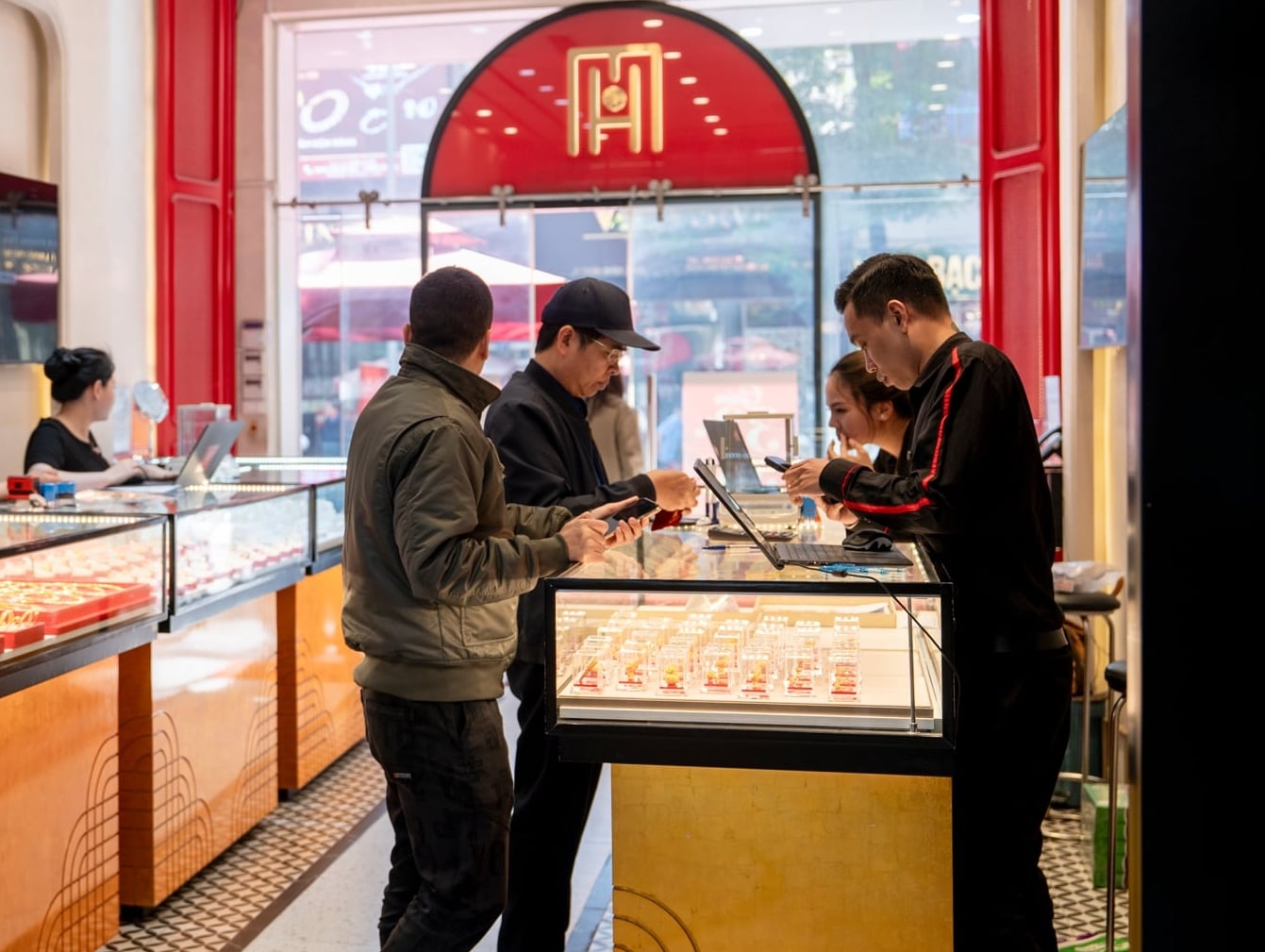 Gi&#225; v&#224;ng h&#244;m nay 10/12: Đ&#224; lao dốc chưa dừng lại - Ảnh 1