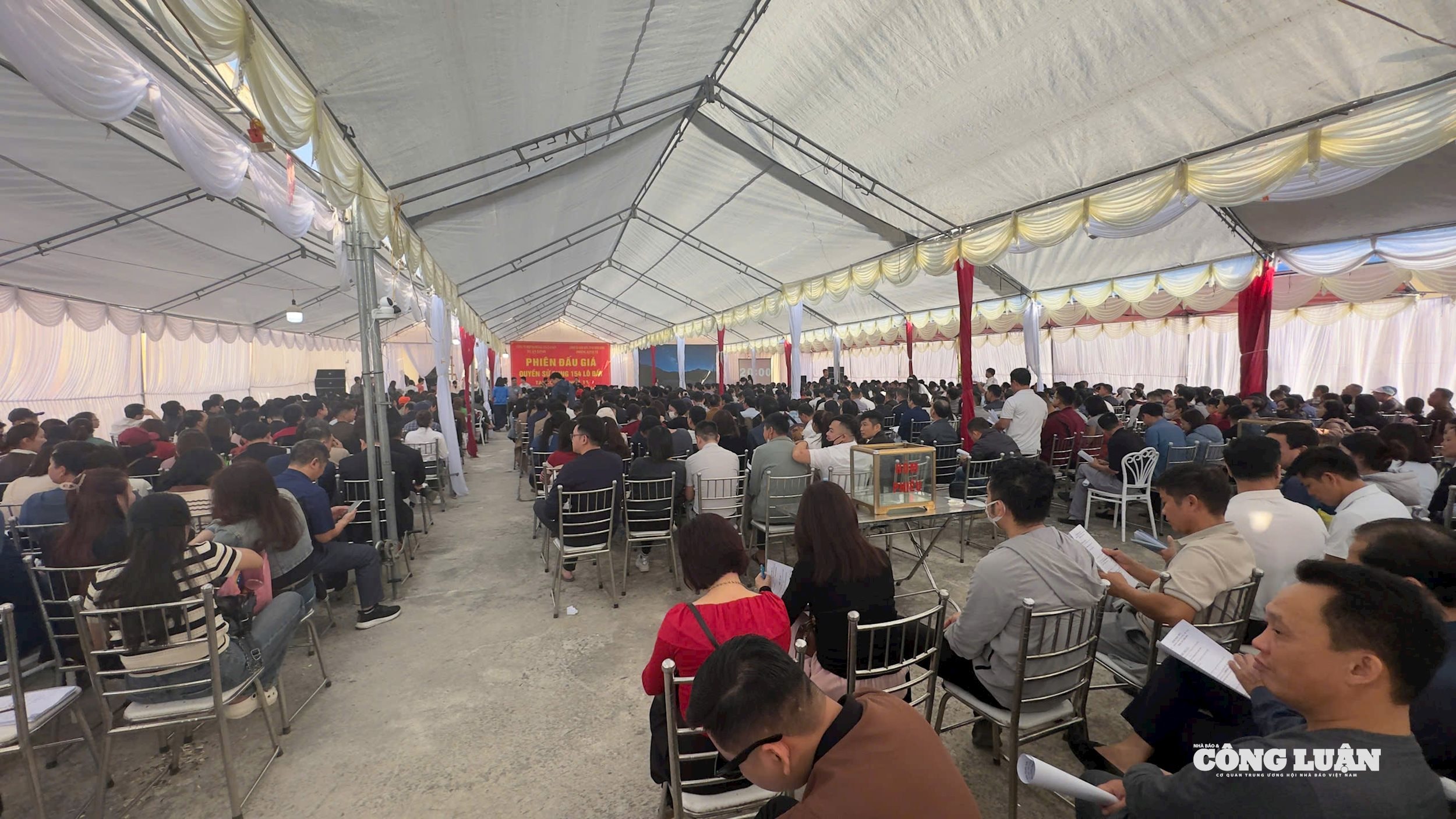 C&aacute;c d&atilde;y ghế k&iacute;n chỗ, người d&acirc;n từ nhiều địa phương chờ đợi tham gia phi&ecirc;n đấu gi&aacute; diễn ra v&agrave;o l&uacute;c 8h.