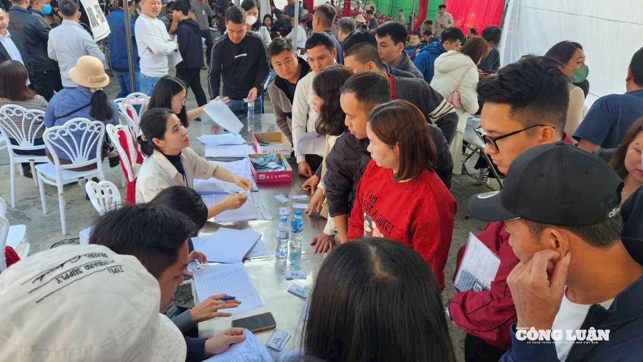 Người tham gia phi&ecirc;n đấu gi&aacute; đất l&agrave;m thủ tục lấy thẻ kh&aacute;ch h&agrave;ng.