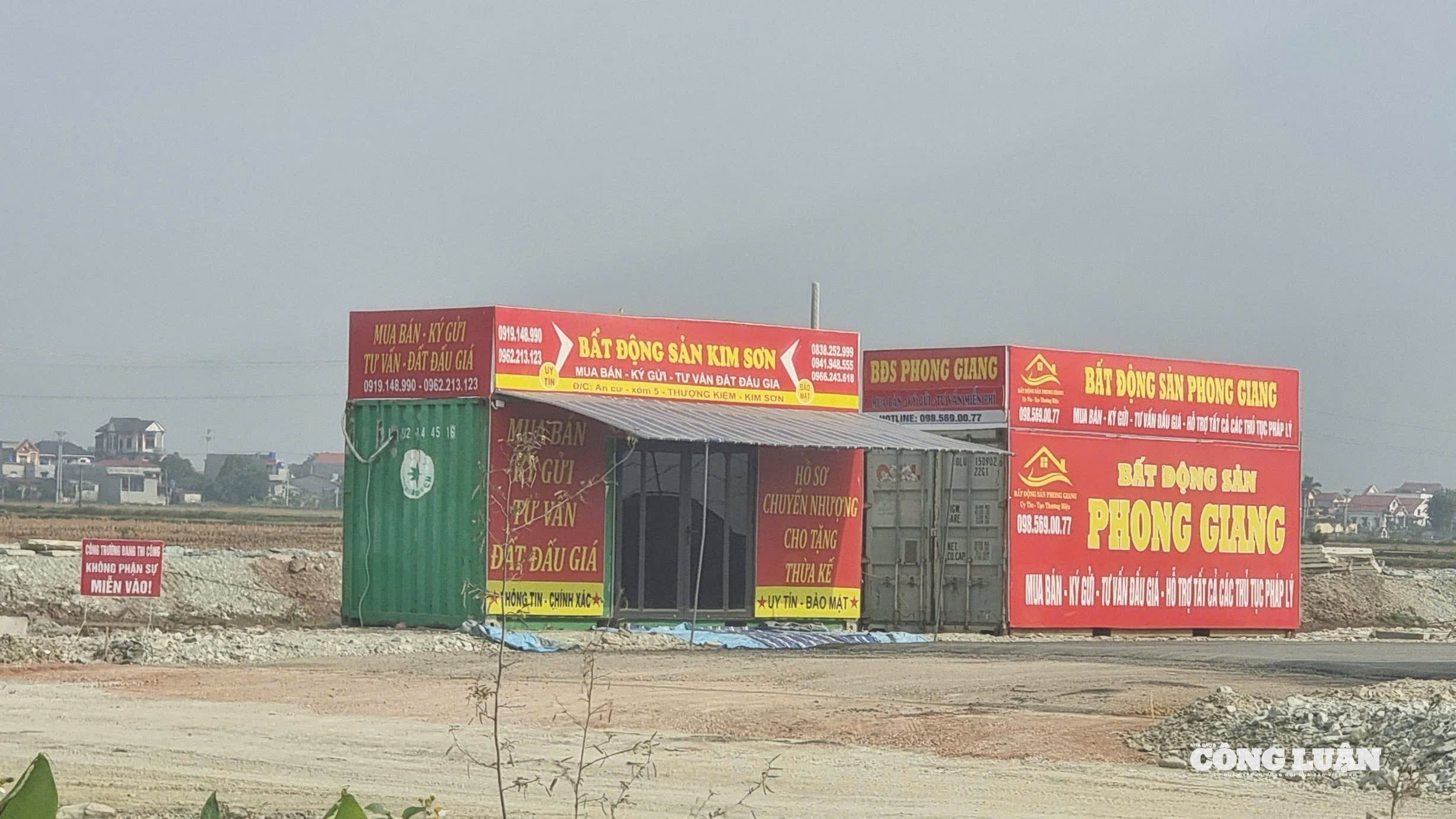 Nhiều đơn vị m&ocirc;i giới dựng th&ugrave;ng container, treo biển hiệu doanh nghiệp, k&ecirc; b&agrave;n ghế v&agrave; lập điểm tư vấn...