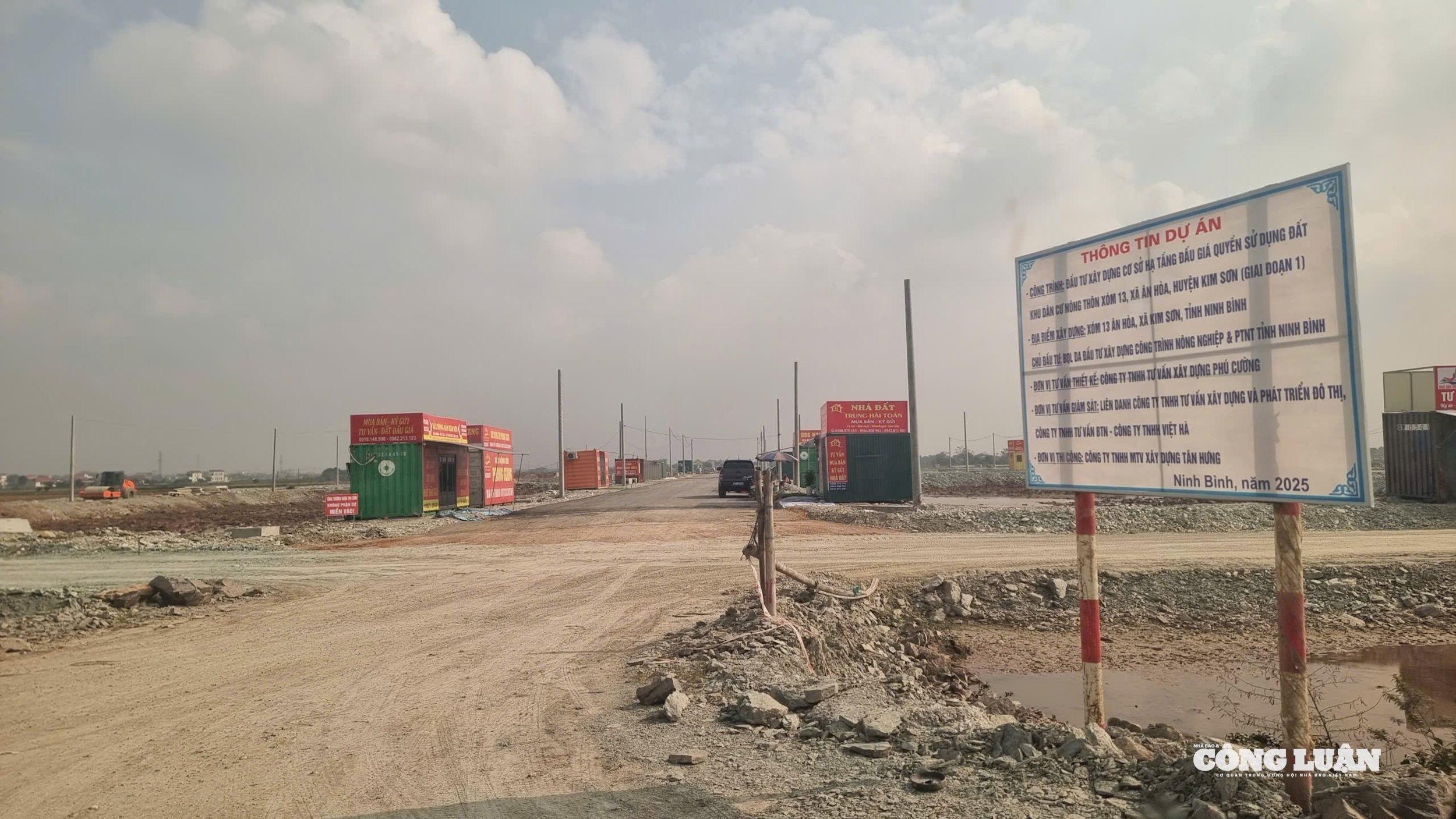 C&aacute;c văn ph&ograve;ng m&ocirc;i giới được c&aacute;c đơn vị dựng l&ecirc;n bằng container ngay tại khu đất đang thi c&ocirc;ng hạ tầng.