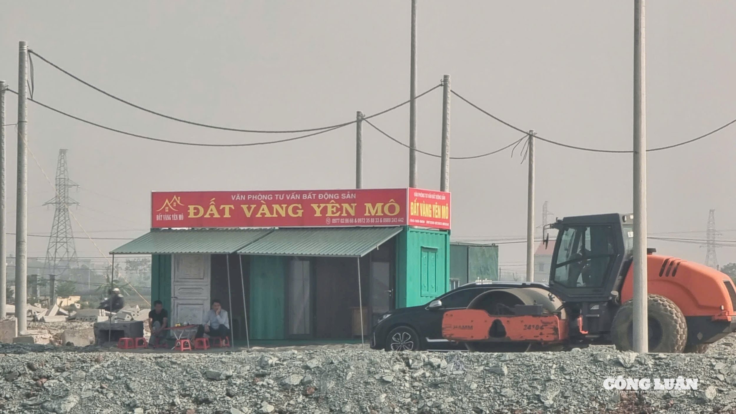 M&ocirc;i giới c&ograve;n dẫn kh&aacute;ch đi s&acirc;u v&agrave;o khu vực đang thi c&ocirc;ng dở dang, tiềm ẩn nguy cơ mất an to&agrave;n.