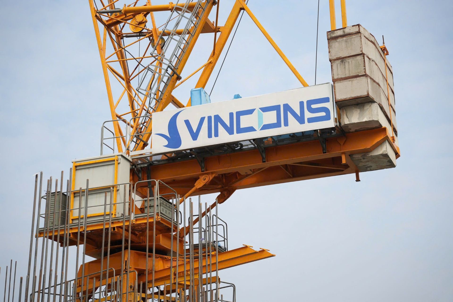 VinCons đặt mục ti&ecirc;u trở th&agrave;nh tổng thầu x&acirc;y dựng hiện đại, quy m&ocirc; v&agrave; chuy&ecirc;n nghiệp h&agrave;ng đầu Việt Nam, đồng thời từng bước khẳng định vị thế ngang tầm với c&aacute;c doanh nghiệp x&acirc;y dựng h&agrave;ng đầu ch&acirc;u &Aacute;.