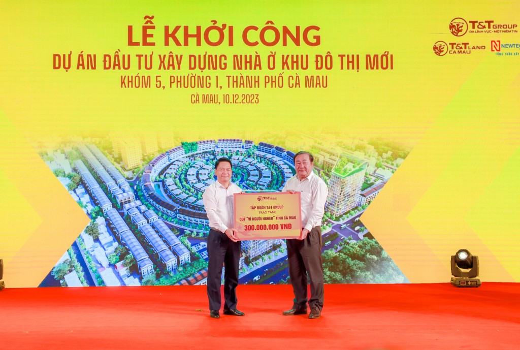 Th&agrave;nh vi&ecirc;n HĐQT, Ph&oacute; Tổng Gi&aacute;m đốc Tập đo&agrave;n T&amp;T Group Nguyễn Ngọc Nghị (b&ecirc;n tr&aacute;i) trao biển ủng hộ Quỹ V&igrave; người ngh&egrave;o tỉnh C&agrave; Mau 300 triệu đồng cho Chủ tịch Uỷ ban MTTQ Việt Nam tỉnh C&agrave; Mau Trần Văn Hiện (b&ecirc;n phải). &nbsp;
