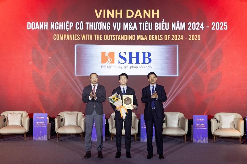 Ph&oacute; Chủ tịch HĐQT ki&ecirc;m Ph&oacute; Tổng Gi&aacute;m đốc SHB Đỗ Quang Vinh đại diện Ng&acirc;n h&agrave;ng nhận giải thưởng