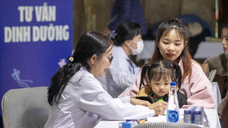 Cũng trong chương tr&igrave;nh, đội ngũ y b&aacute;c sĩ Trung t&acirc;m Dinh dưỡng Vinamilk đ&atilde;thăm kh&aacute;m, đ&aacute;nh gi&aacute; t&igrave;nh trạng sức khỏe cho c&aacute;c ch&aacute;u cũng như tư vấn cho phụ huynh vềkhẩu phần dinh dưỡng, thực đơn tối ưu cho từng trường hợp. Qua kết quả đ&aacute;nh gi&aacute; sơ bộ, b&aacute;csĩ Nguyễn Vũ Linh &ndash; Trưởng Trung t&acirc;m Dinh dưỡng Vinamilk &ndash; cho biết, c&oacute; khoảng 25-30% họcsinh bị suy dinh dưỡng v&agrave; hơn 50% c&aacute;c ch&aacute;u c&oacute; vấn đề về h&ocirc; hấp, đặc biệt l&agrave; c&aacute;c bệnh l&yacute; về tai&ndash; mũi &ndash; họng do thời tiết trở lạnh v&agrave; thay đổi thất thường.