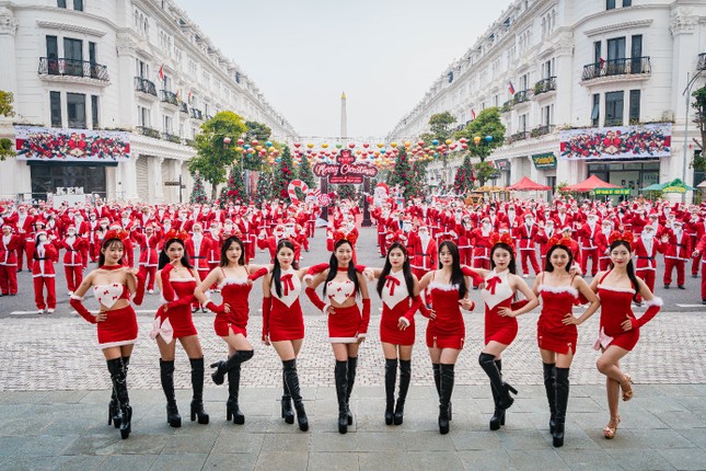 Danko City - Gi&#225;ng sinh diệu kỳ với 300 &#244;ng gi&#224; Noel - Ảnh 1