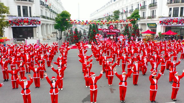 Danko City - Gi&#225;ng sinh diệu kỳ với 300 &#244;ng gi&#224; Noel - Ảnh 2