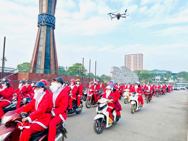 Danko City - Gi&#225;ng sinh diệu kỳ với 300 &#244;ng gi&#224; Noel - Ảnh 3