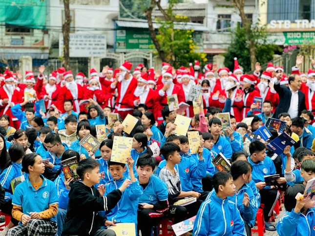 Danko City - Gi&#225;ng sinh diệu kỳ với 300 &#244;ng gi&#224; Noel - Ảnh 5