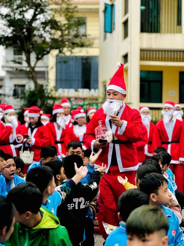 Danko City - Gi&#225;ng sinh diệu kỳ với 300 &#244;ng gi&#224; Noel - Ảnh 6