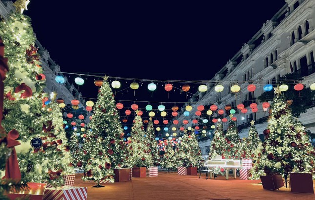 Danko City - Gi&#225;ng sinh diệu kỳ với 300 &#244;ng gi&#224; Noel - Ảnh 7