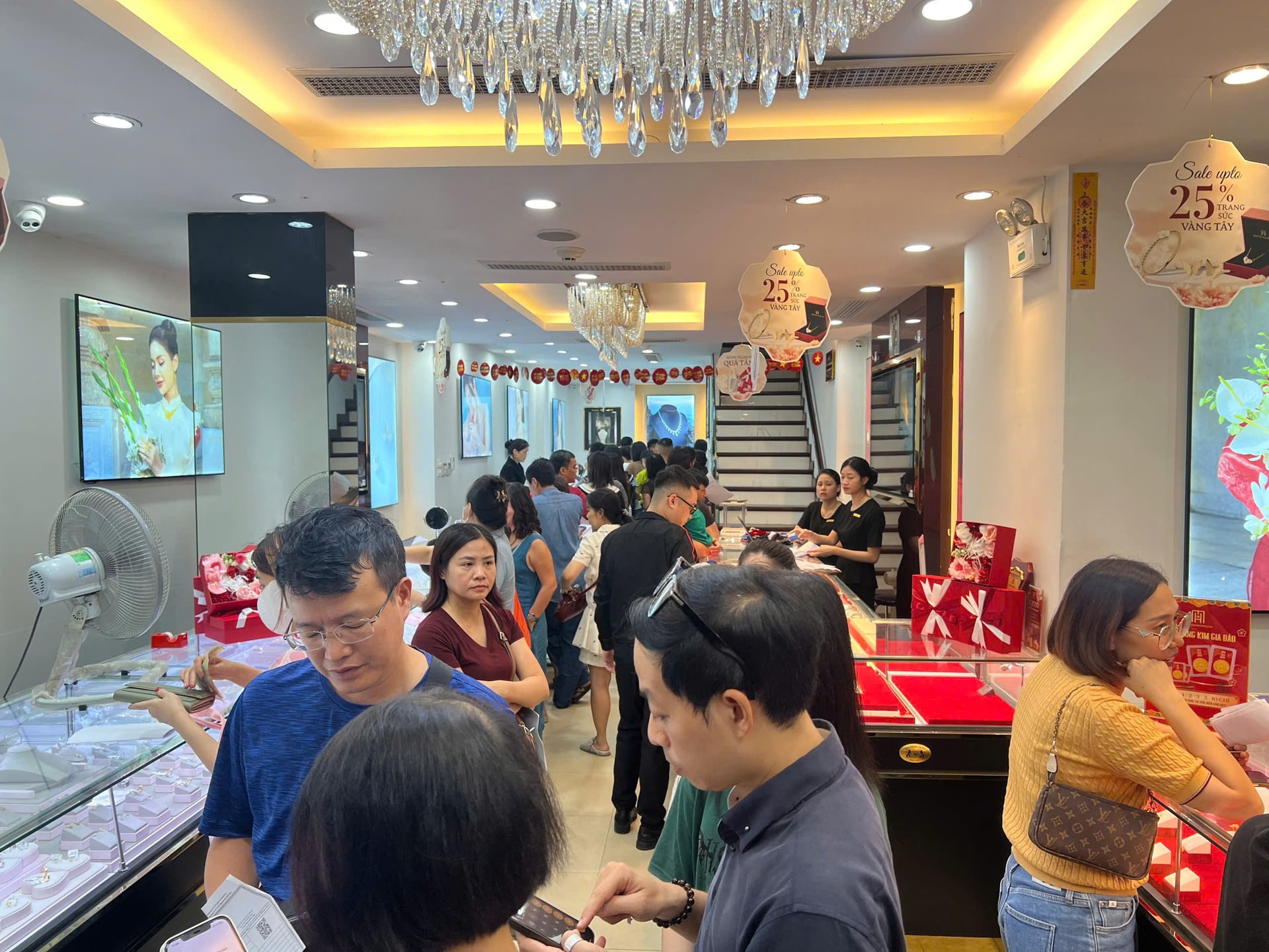 Gi&#225; v&#224;ng h&#244;m nay 12/12: Đứng y&#234;n v&#224; thăm d&#242; - Ảnh 2