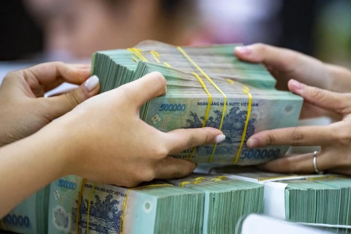 Ng&#226;n h&#224;ng đồng loạt n&#226;ng l&#227;i suất kỳ hạn ngắn l&#234;n kịch trần - Ảnh 2