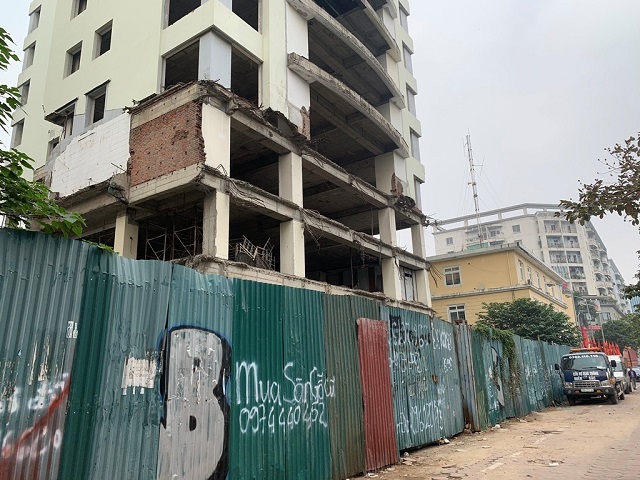 H&#224; Nội: H&#224;ng loạt dự &#225;n tr&#234;n đất v&#224;ng &#39;ngủ qu&#234;n&#39; sau tấm &#225;o t&#244;n xanh - Ảnh 1