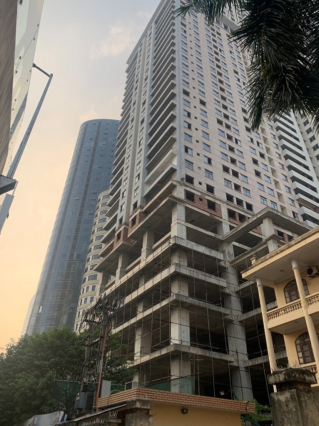 H&#224; Nội: H&#224;ng loạt dự &#225;n tr&#234;n đất v&#224;ng &#39;ngủ qu&#234;n&#39; sau tấm &#225;o t&#244;n xanh - Ảnh 2