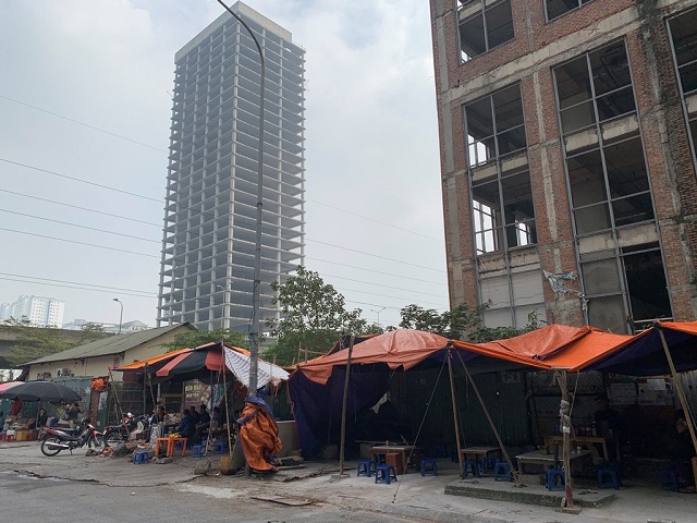 H&#224; Nội: H&#224;ng loạt dự &#225;n tr&#234;n đất v&#224;ng &#39;ngủ qu&#234;n&#39; sau tấm &#225;o t&#244;n xanh - Ảnh 4