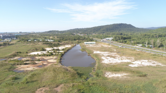 Sau nhiều năm Dự &aacute;n Khu Villas B&atilde;i Trường Riverside hiện chỉ l&agrave; b&atilde;i đất trống.