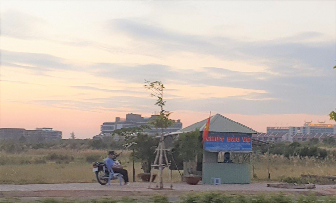 Mặc d&ugrave; chỉ l&agrave; b&atilde;i đất trống nhưng 2 bảo vệ t&uacute;c trực ng&agrave;y đ&ecirc;m, cấm người lạ đến gần.