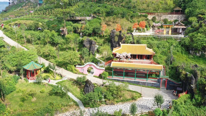 Khu nh&agrave; cổ trang được x&acirc;y dựng tr&aacute;i ph&eacute;p trong điểm du lịch Vườn V&ocirc; Cực.